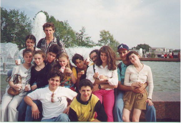 Zjenka v okruzgenii detey, Moskva, Park Pobedi, Sept 1995